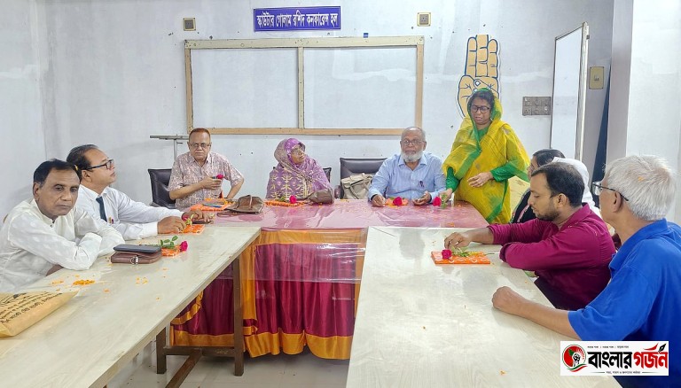 চাঁপাইনবাবগঞ্জে শিক্ষক দিবসে শিক্ষকদের সম্মাননা জানাল বন্ধুসভা