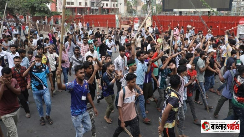 বেতন বাড়ানোর দাবিতে মিরপুরে শ্রমিকদের ৬ ঘণ্টা সড়ক অবরোধ